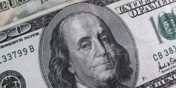 Dólar atinge a menor cotação em 8 meses e recua para menos de R$5,60