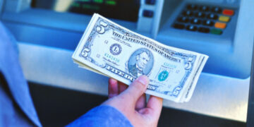 O dólar está em alta e alcança R$ 5,57, impulsionado pelo alívio das tensões no Oriente Médio e pela IOF, enquanto o Ibovespa recua