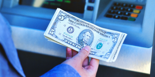 O dólar está em alta e alcança R$ 5,57, impulsionado pelo alívio das tensões no Oriente Médio e pela IOF, enquanto o Ibovespa recua