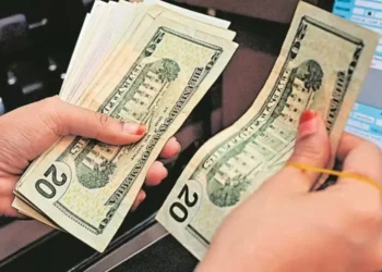 O dólar encerrou inalterado a R$ 5,54, com o impacto fiscal no Brasil compensando a queda no exterior