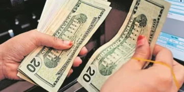 O dólar encerrou inalterado a R$ 5,54, com o impacto fiscal no Brasil compensando a queda no exterior