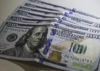 Ibovespa encerra em baixa na véspera da reunião do Copom; o dólar avança