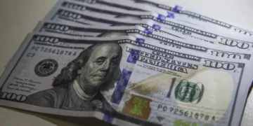 Ibovespa encerra em baixa na véspera da reunião do Copom; o dólar avança
