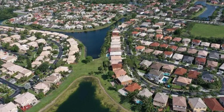 Mercado Imobiliário da Flórida: Queda de Vendas em 23%!