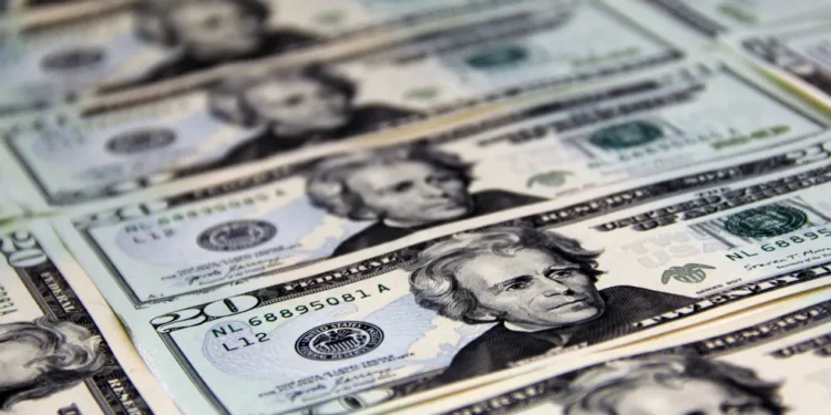 Com informações de inflação nos Estados Unidos, o dólar encerrou em baixa