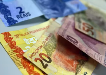 Os bancos estão lançando pacotes não bancários com o objetivo de atenuar a redução de receita com tarifas