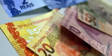 Os bancos estão lançando pacotes não bancários com o objetivo de atenuar a redução de receita com tarifas