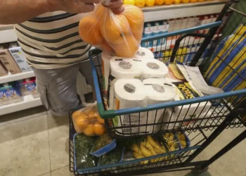 O custo da cesta básica em Fortaleza diminuiu, porém ainda representa mais da metade da renda familiar