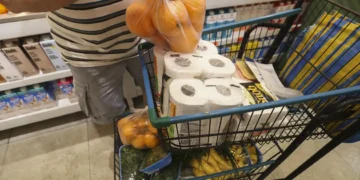 O custo da cesta básica em Fortaleza diminuiu, porém ainda representa mais da metade da renda familiar