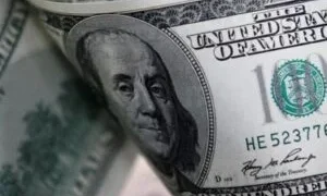 Ibovespa encerra em alta na véspera da reunião do Copom; dólar avança