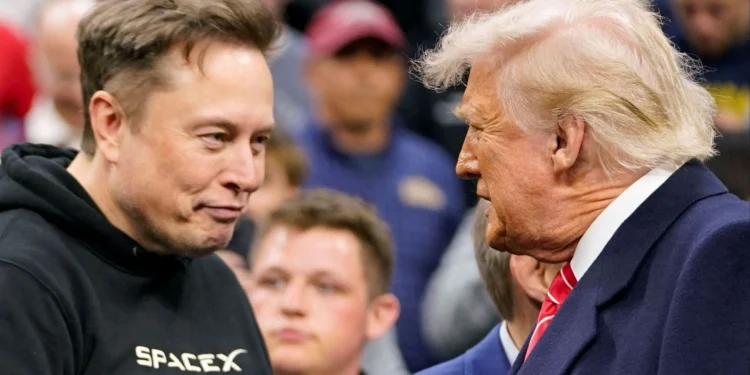 Trump intensifica disputa com Musk e sinaliza suporte à Tesla e à SpaceX