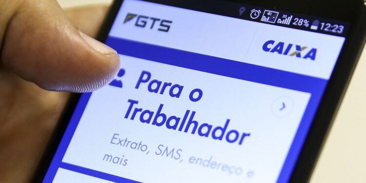 A Caixa Econômica Federal começa a distribuir cerca de R$ 13 bilhões referentes ao lucro do FGTS