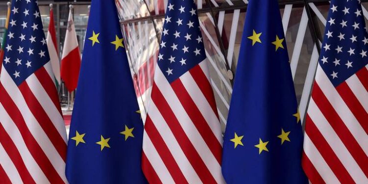 EUA e União Europeia chegam a um acordo sobre tarifas: saiba quais são os principais aspectos