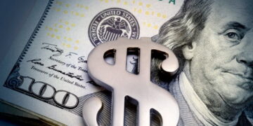 Dólar mantém estabilidade, enquanto a Bolsa sofre queda com Trump no Fed e aumento dos juros na Europa