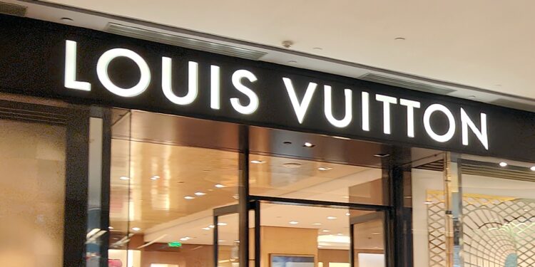 Proprietária da Louis Vuitton considera a venda da Marc Jacobs
