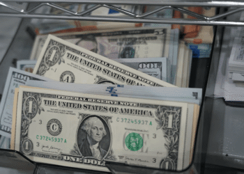 Ibovespa encerra em alta, enquanto o dólar apresenta uma leve elevação