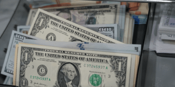Ibovespa encerra em alta, enquanto o dólar apresenta uma leve elevação