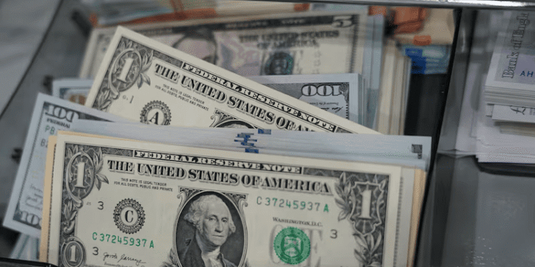 Ibovespa encerra em alta, enquanto o dólar apresenta uma leve elevação