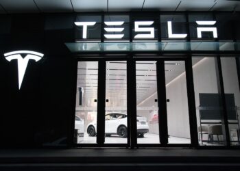 Para compensar a redução nas vendas, a Tesla investe em táxis-robôs