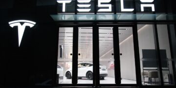 Para compensar a redução nas vendas, a Tesla investe em táxis-robôs