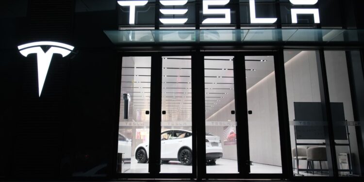 Para compensar a redução nas vendas, a Tesla investe em táxis-robôs