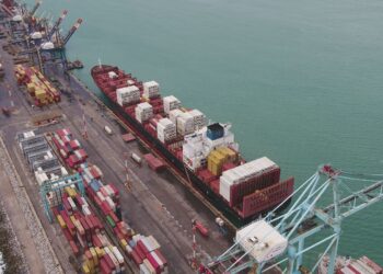 No primeiro semestre de 2025, a movimentação de contêineres no Porto do Pecém aumentou 38%