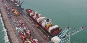 No primeiro semestre de 2025, a movimentação de contêineres no Porto do Pecém aumentou 38%