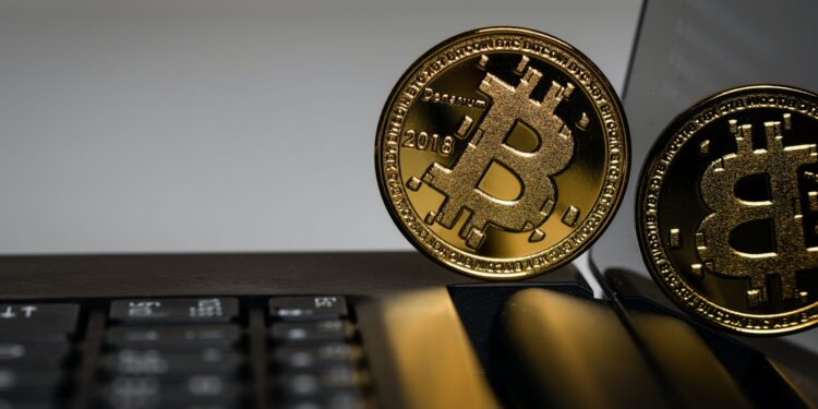 Bitcoin cai para 106 mil dólares à medida que investidores realizam ganhos