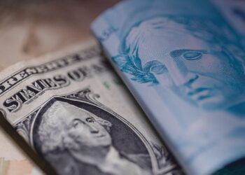 Ibovespa encerra em queda, enquanto o dólar apresenta alta