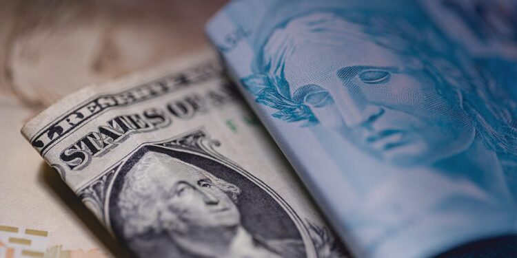 Ibovespa encerra em queda, enquanto o dólar apresenta alta