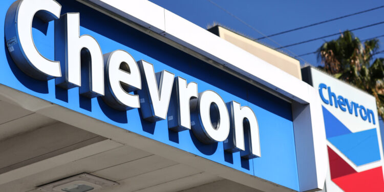 Após vencer uma disputa judicial contra a Exxon, a Chevron prossegue com a compra da Hess