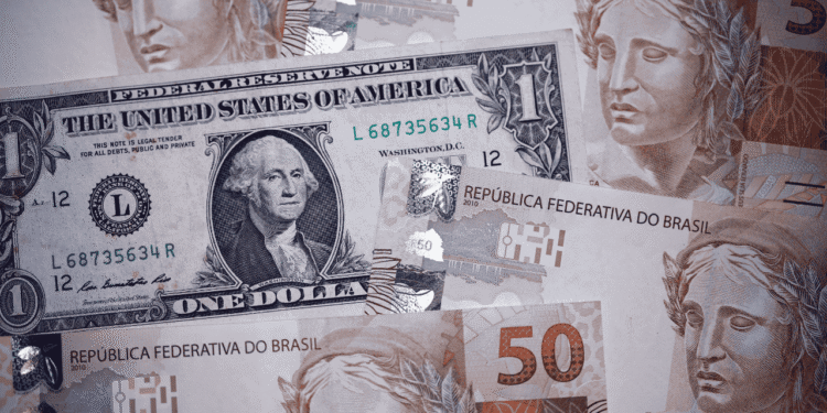 Ibovespa registra queda de 1% devido à possível tarifa de Trump; dólar aumenta e se aproxima de R$ 5,50
