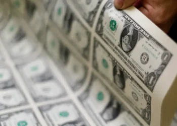 Dólar fecha acima de R$ 5,60 por primeira vez em quase dois meses