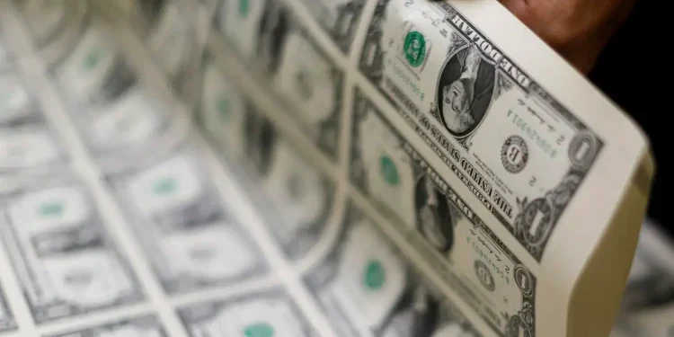 Dólar fecha acima de R$ 5,60 por primeira vez em quase dois meses