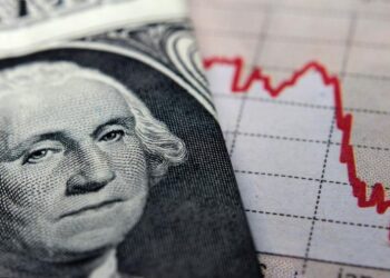 Ibovespa encerra no menor patamar desde abril; alta do dólar