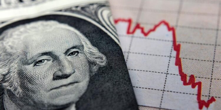 Ibovespa encerra no menor patamar desde abril; alta do dólar