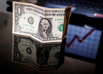 Ibovespa encerrou o dia em alta, enquanto o dólar apresentou queda