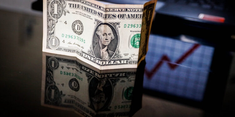 Ibovespa encerrou o dia em alta, enquanto o dólar apresentou queda