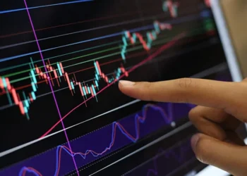Ibovespa tenta manter o suporte nos 135,5 mil pontos; dólar enfrenta pressão para subir