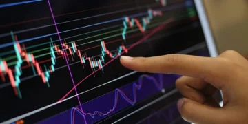 Ibovespa tenta manter o suporte nos 135,5 mil pontos; dólar enfrenta pressão para subir