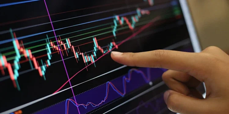 Ibovespa tenta manter o suporte nos 135,5 mil pontos; dólar enfrenta pressão para subir