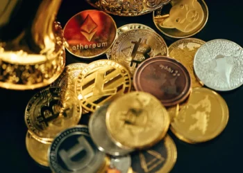 Mercado mundial de criptomoedas excede US$ 4 trilhões pela primeira vez em contexto regulatório histórico