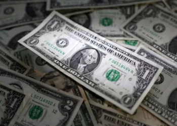 Com tarifas e inflação nos Estados Unidos, o dólar caiu para R$ 5,55. A bolsa permanece estável
