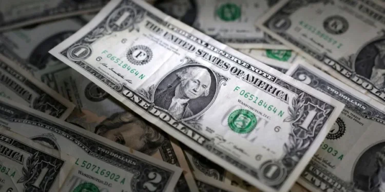 Com tarifas e inflação nos Estados Unidos, o dólar caiu para R$ 5,55. A bolsa permanece estável