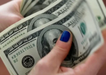 Ibovespa encerra acima de 139 mil pontos com apoio dos bancos; dólar cai para R$ 5,41