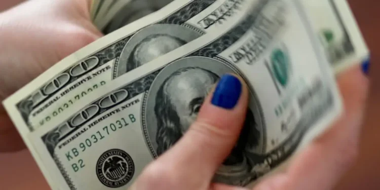 Ibovespa encerra acima de 139 mil pontos com apoio dos bancos; dólar cai para R$ 5,41