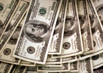 Com a demissão da diretora do Fed e prévia da inflação brasileira, o dólar sobe para R$ 5,43; Ibovespa registra queda