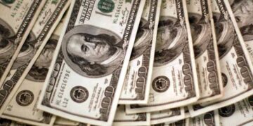 Com a demissão da diretora do Fed e prévia da inflação brasileira, o dólar sobe para R$ 5,43; Ibovespa registra queda