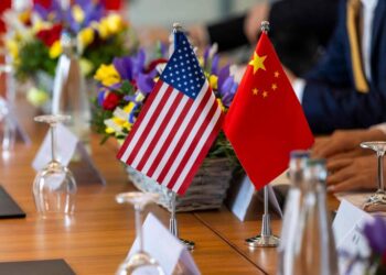 Os mercados globais apresentam oscilações em resposta a dados econômicos fracos nos Estados Unidos e à expectativa de um acordo com a China