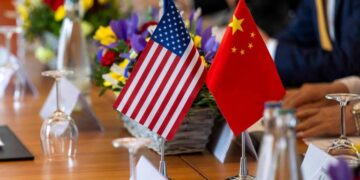 Os mercados globais apresentam oscilações em resposta a dados econômicos fracos nos Estados Unidos e à expectativa de um acordo com a China
